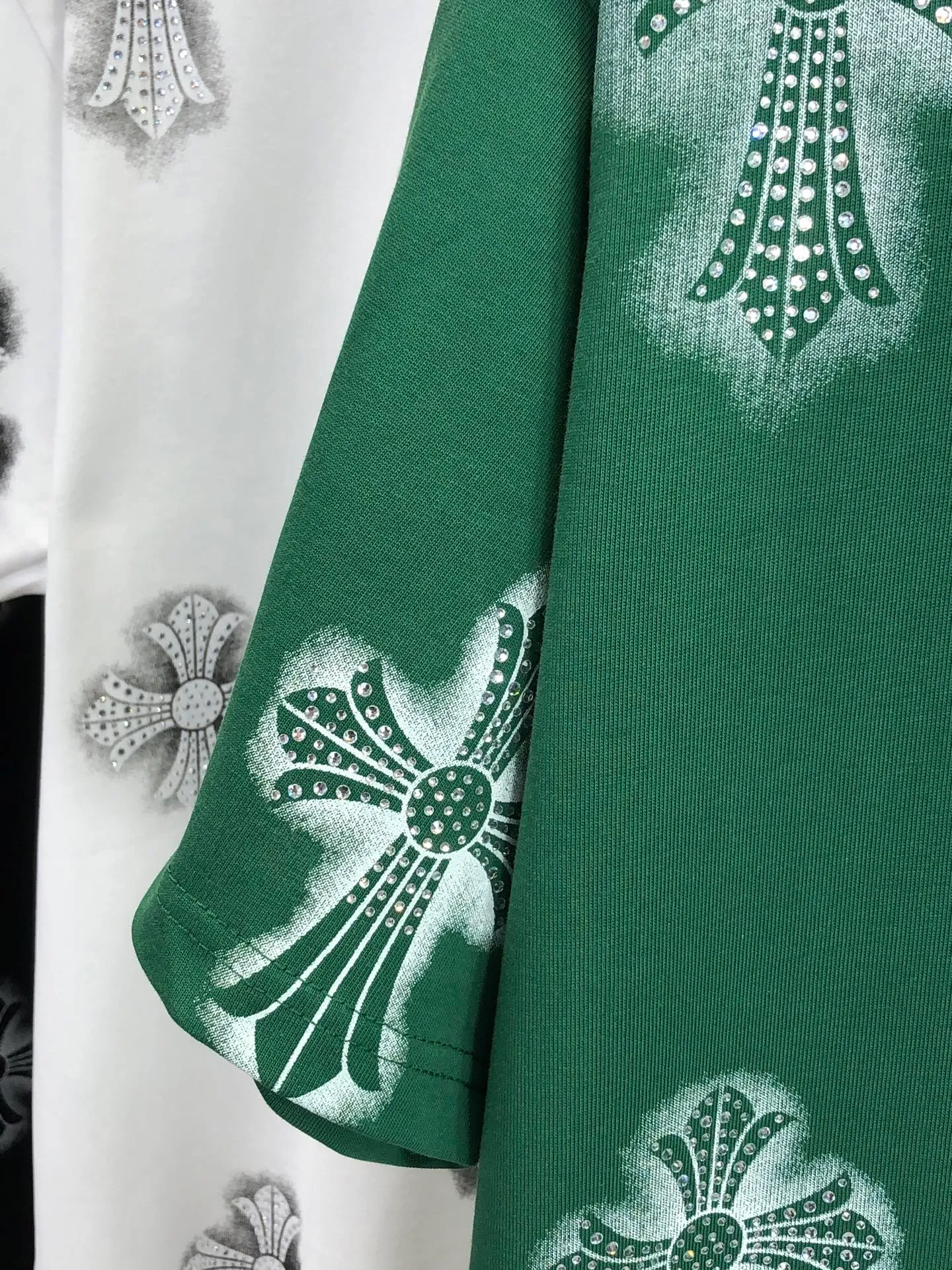 🅿️200 CH Croxin 2025 Spring and Summer New Style Round Neck Short Sleeves Dot Printing ➕ Scattered Diamond Craftsmanship Full of Details Made of High Weight 320g Double Yarn Combed Cotton Fabric Slightly Loose Fit Fabric Feels Soft and Thick Uniform Style for Men and Women Color: Black White Green Code Number: SMLXLXXL